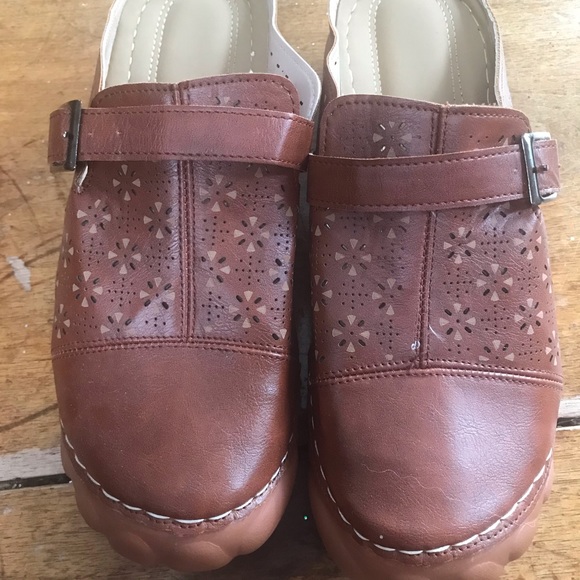 Source Unknown Shoes Pair Of Womens Size 9 Clogs Poshmark